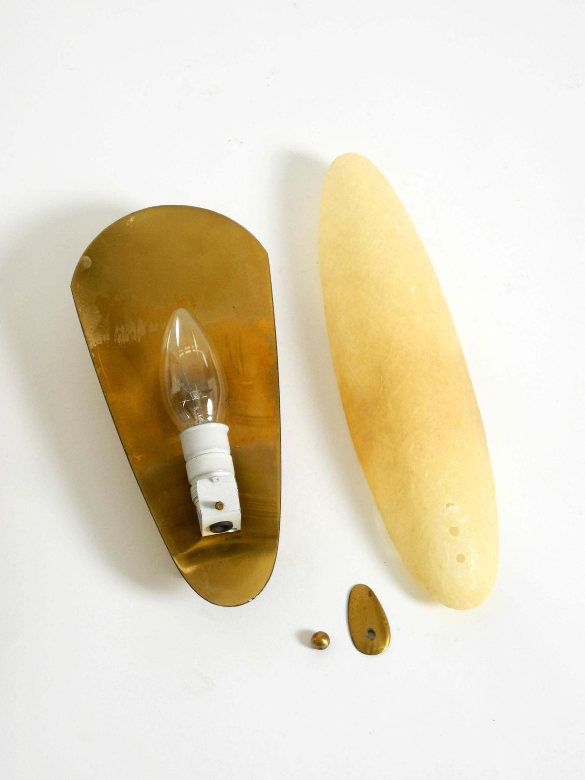photo buy Een paar mid-century modern messing wandlampen met fiberglass kappen