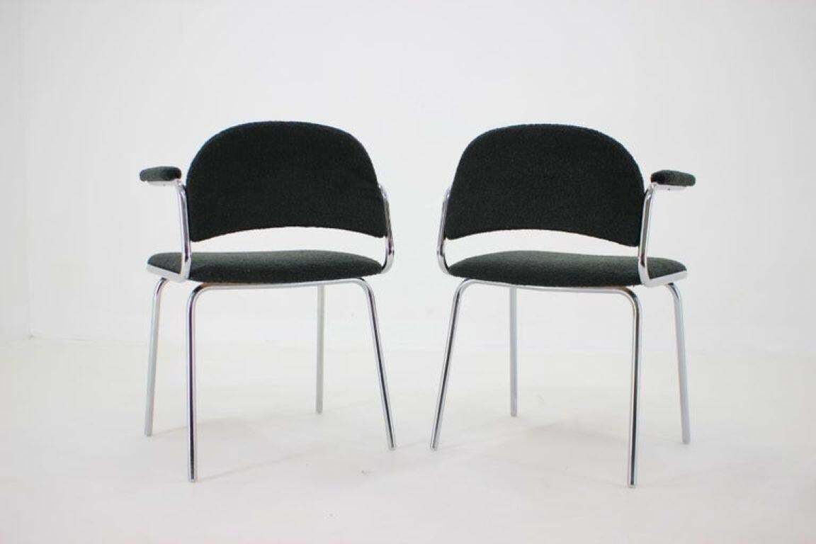 Paire de fauteuils en acier tubulaire chromé et bouclé sombre, Tchécoslovaquie, années 1970. photo Mobilier