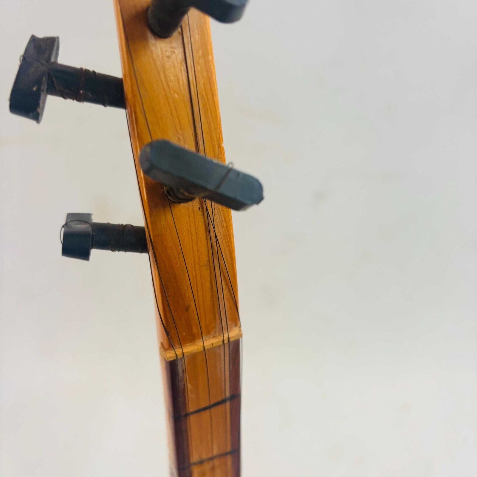 Mid-Century Collectible Turkse Cura Saz, Handgesneden, Met Geometrische Inleg, Decoratief Object, Restauratie Vereist. photo Woonaccessoires
