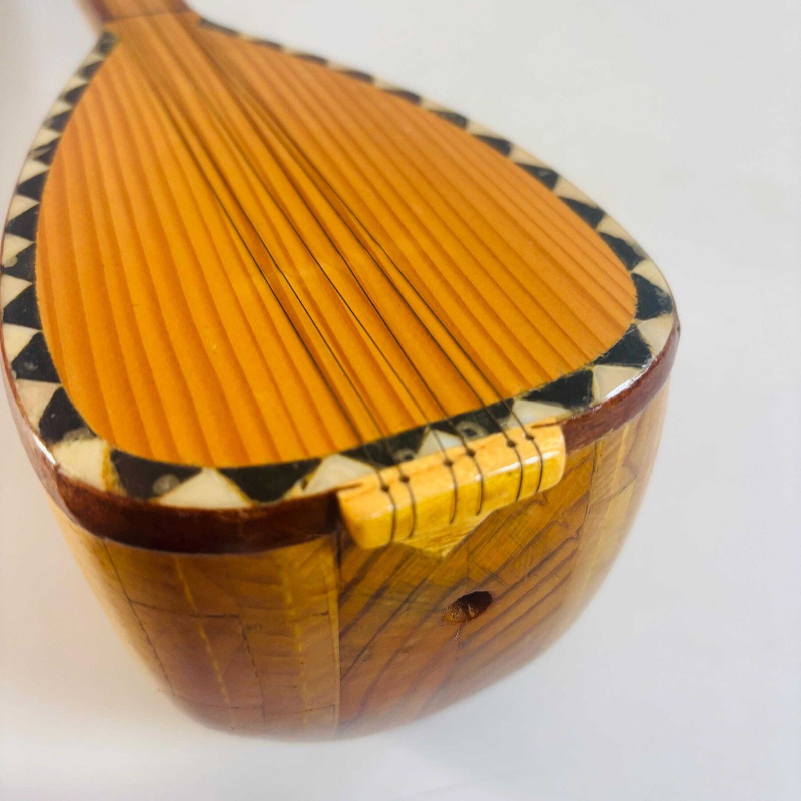 photo buy Mid-Century Collectible Turkse Cura Saz, Handgesneden, Met Geometrische Inleg, Decoratief Object, Restauratie Vereist.