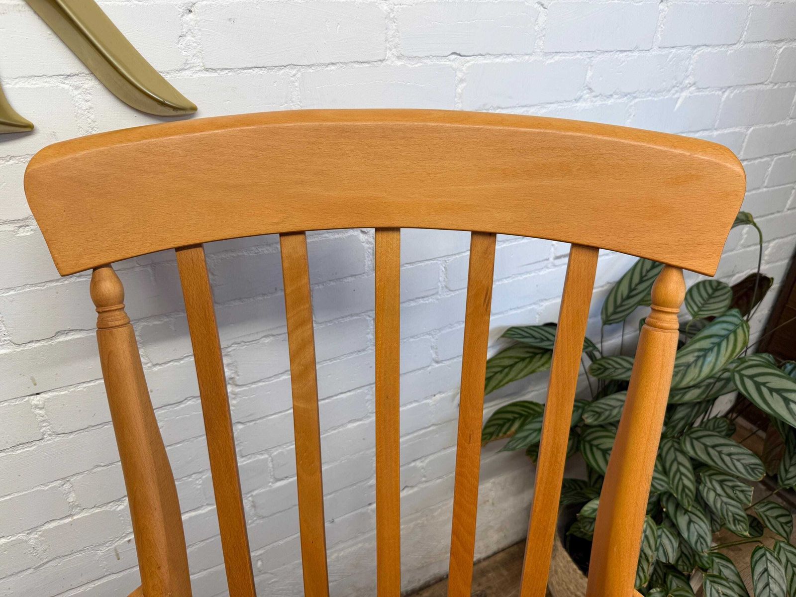 photo vintage Vintage Cpw Furniture Windsor Rocking Chair – Solid Beech – Made In England.
