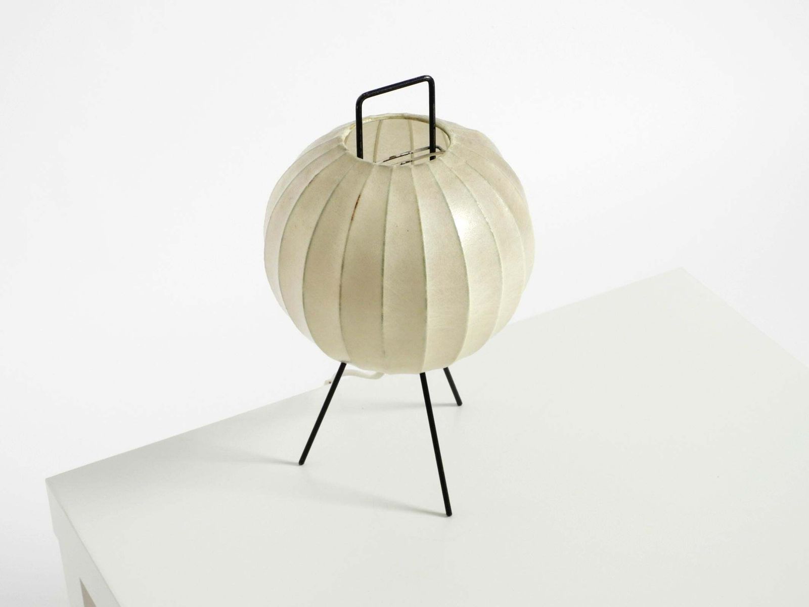 Zeldzame Mid-Century Modern driepoot cocoonlamp (tafellamp) photo 1033.0