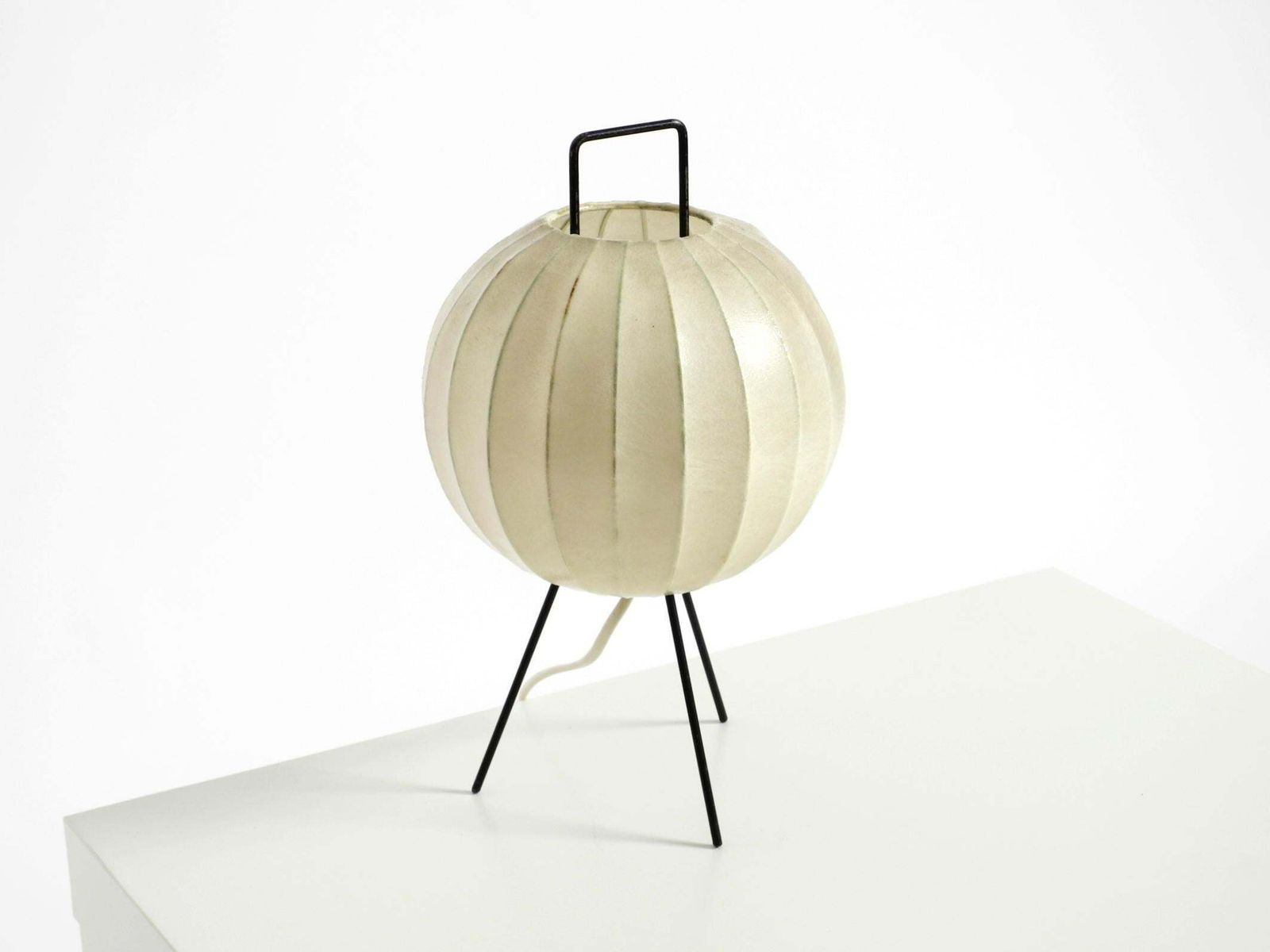 Very Rare And Beautiful Mid Century Modern Tripod Cocoon Table Lamp photo buy