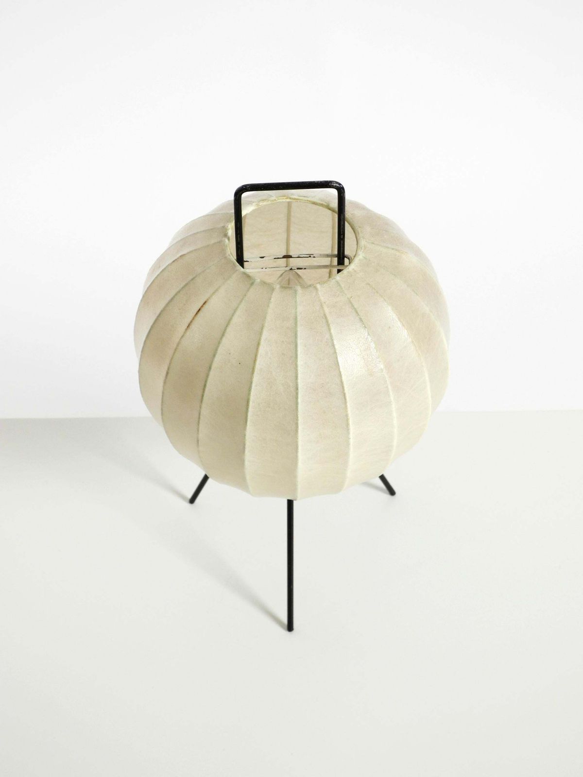 photo for sale Zeldzame Mid-Century Modern driepoot cocoonlamp (tafellamp)