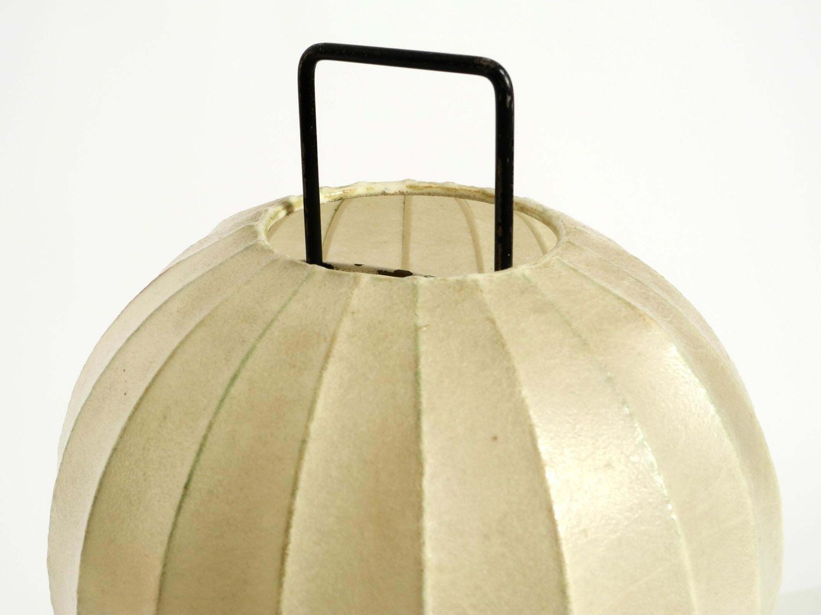 photo vintage Zeldzame Mid-Century Modern driepoot cocoonlamp (tafellamp)