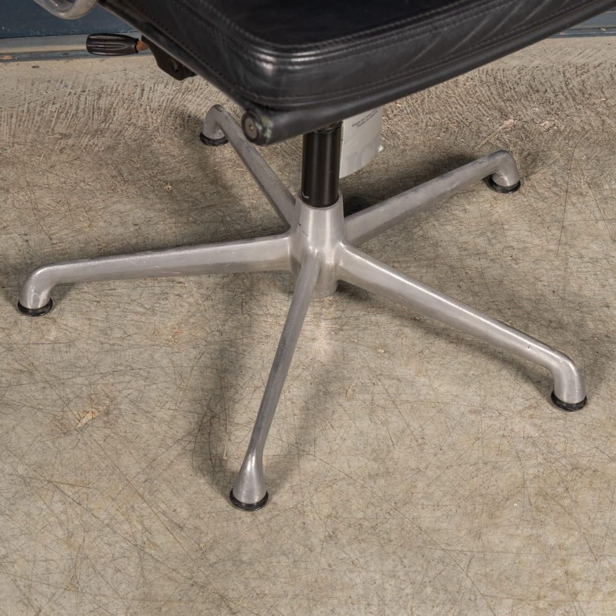 photo vinterior Vintage 20thc Ea217 Chair In Black Leather By Charles & Ray Eames For Icf