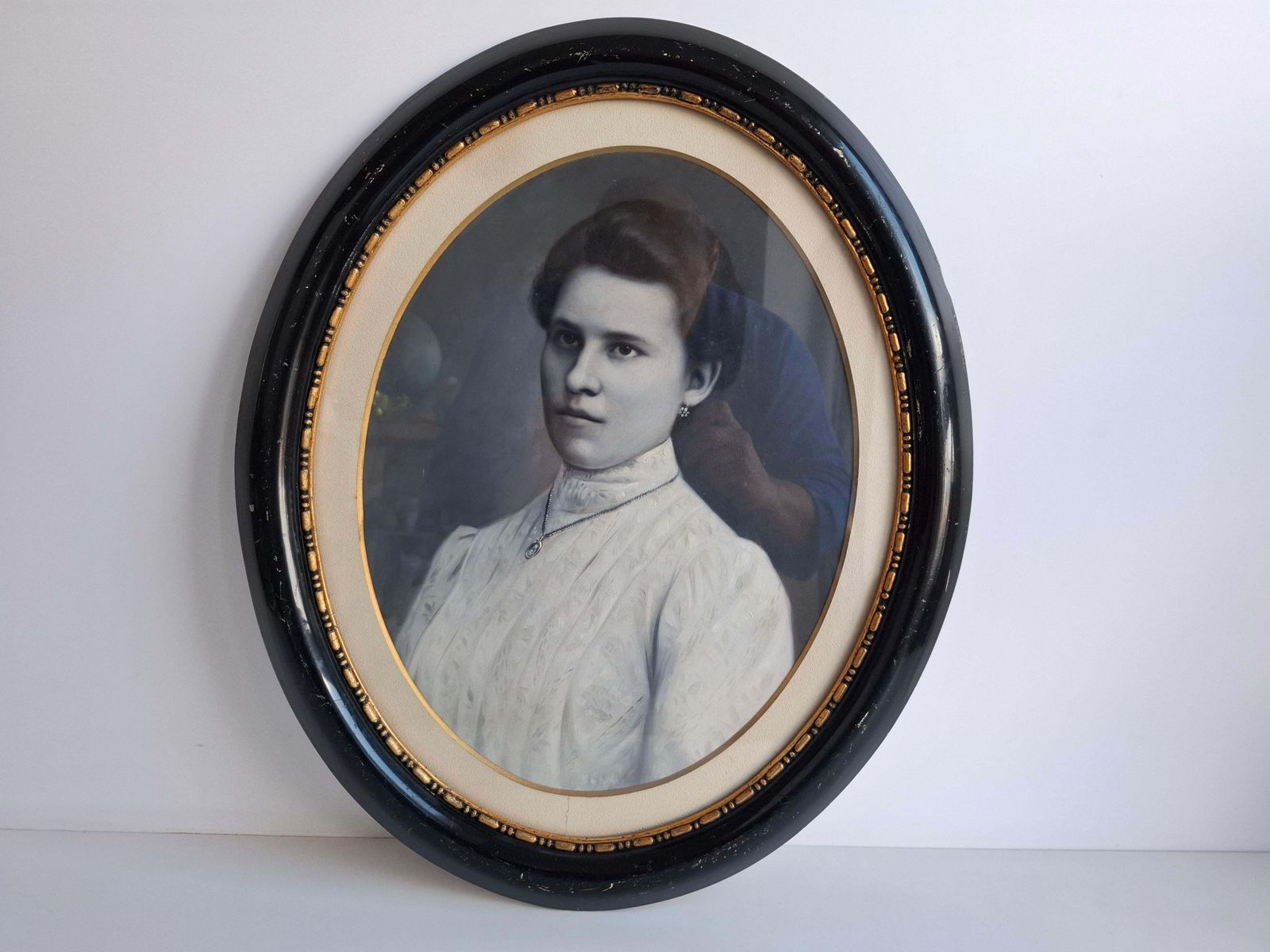 photo vintage Antiek Tsjechisch ovaal portret van jonge vrouw in zwart en verguld lijst
