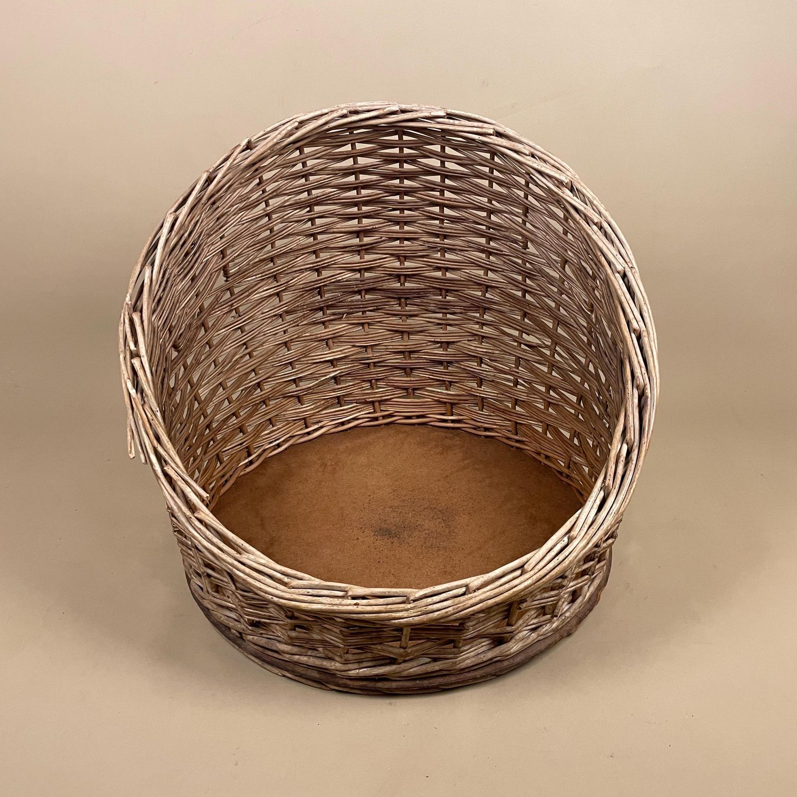 Vintage Wicker Willow Pet Basket Dog Cat Bed Rustic Handmade Farmhouse photo furniture