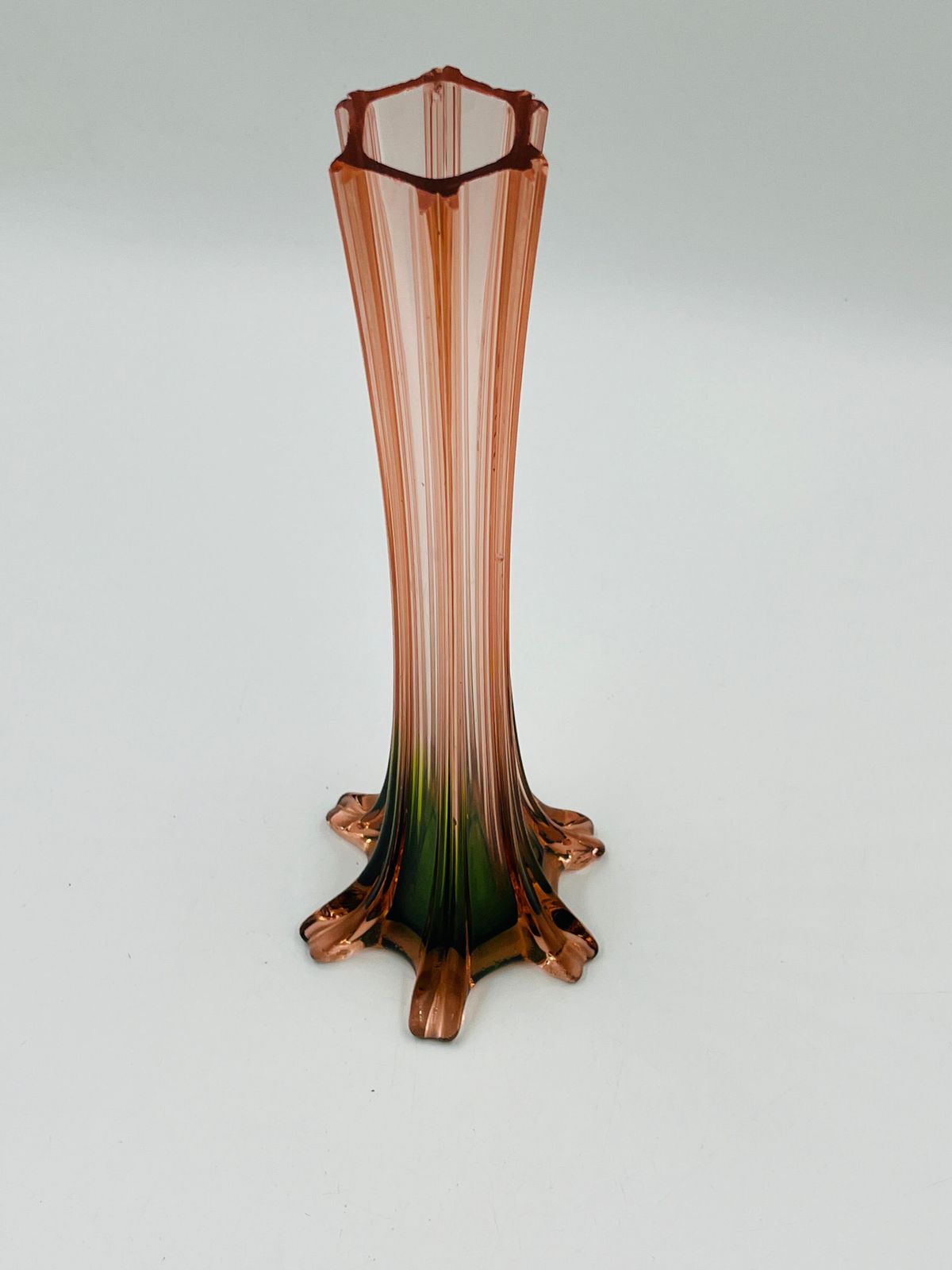 Paar vintage glazen soliflores in roze en groen. photo furniture