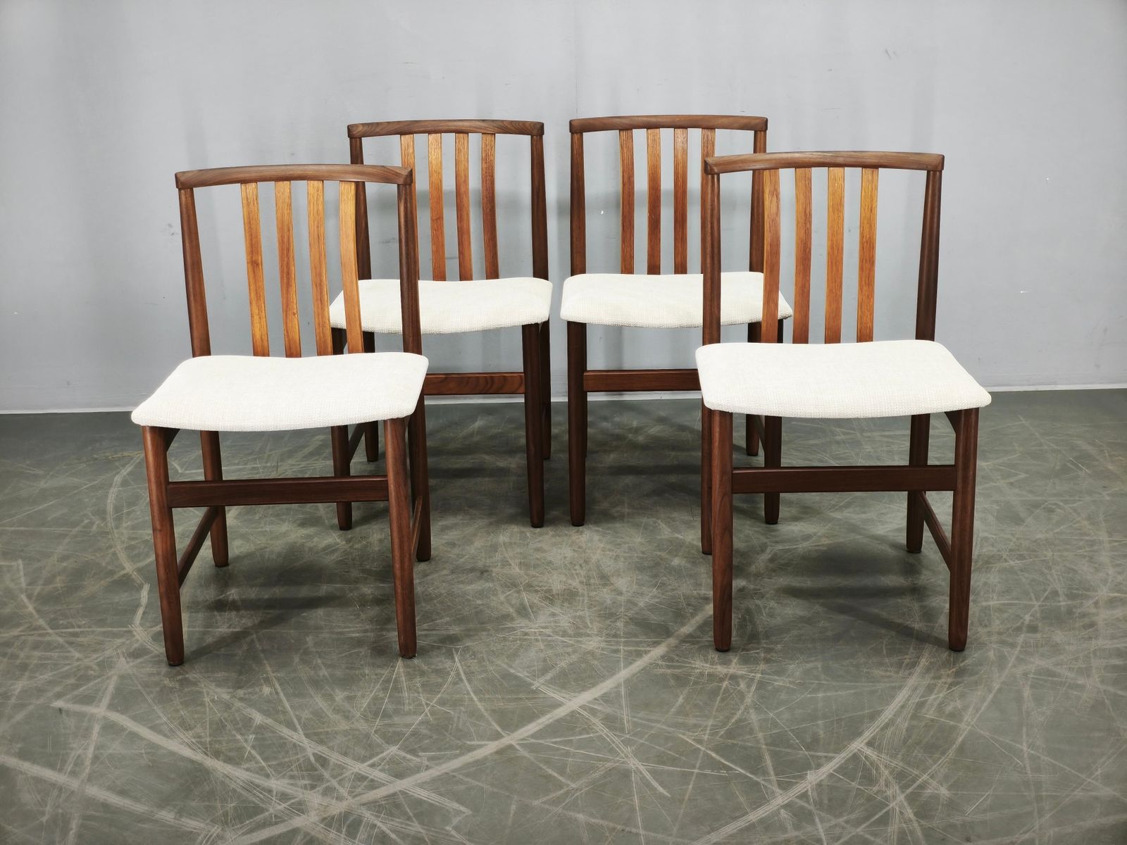 Ensemble de quatre chaises de salle à manger danoises en teck, Scandinavie, années 1960 photo furniture