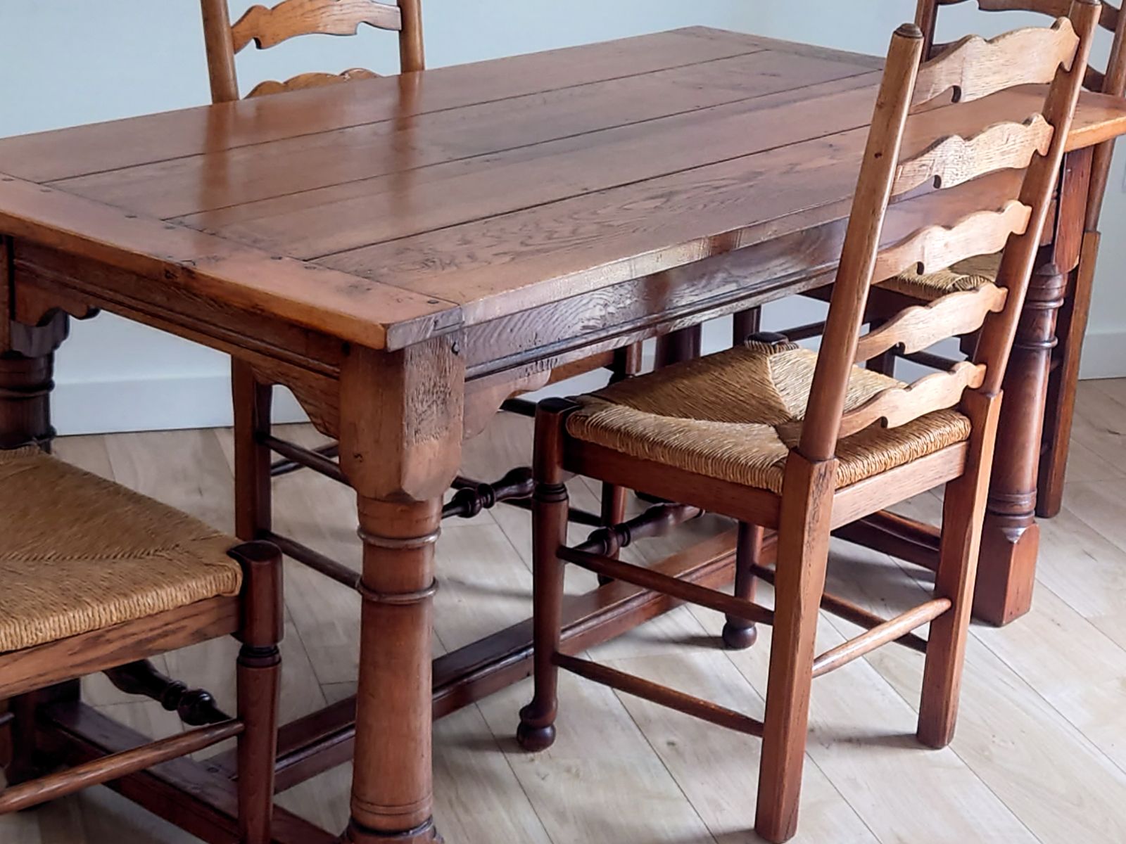 English Country Oak Dining Table And 4 Rush Seated Ladderback Chairs