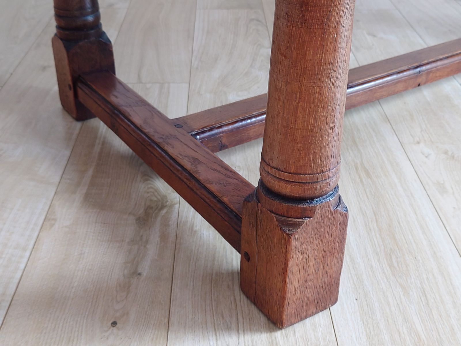 photo furniture English Country Oak Dining Table And 4 Rush Seated Ladderback Chairs