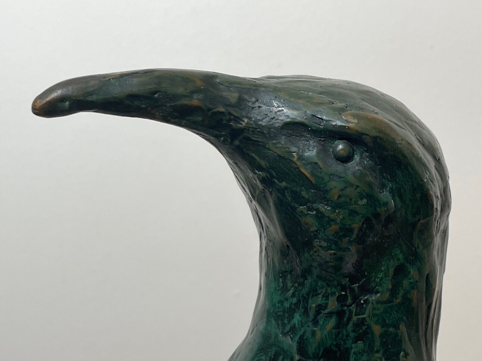 photo furniture Gepatineerd bronzen beeldje van een pinguïn