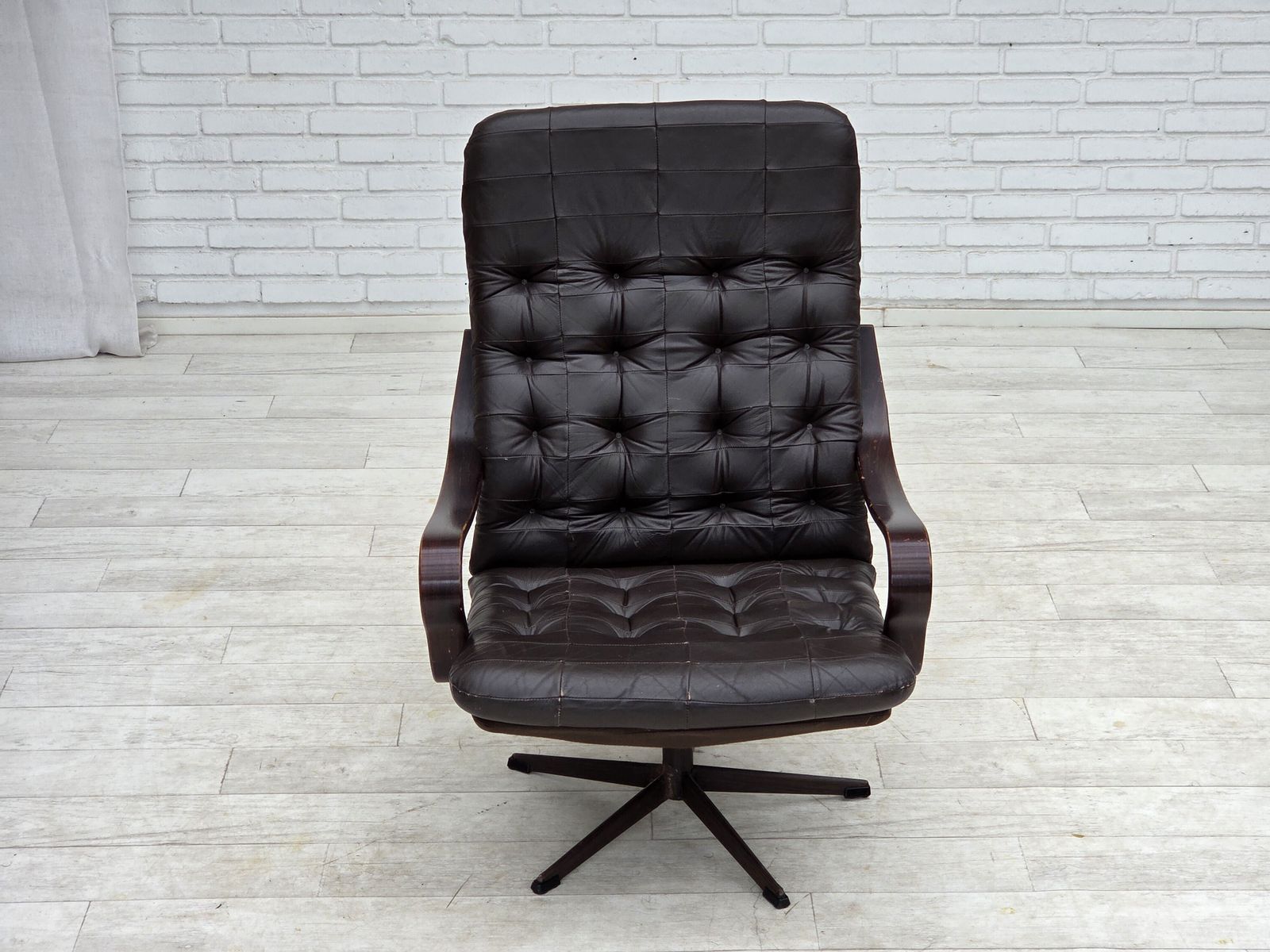 Ca. jaren 1970, Scandinavische draaifauteuil, patchwork meubelleer. photo vintage