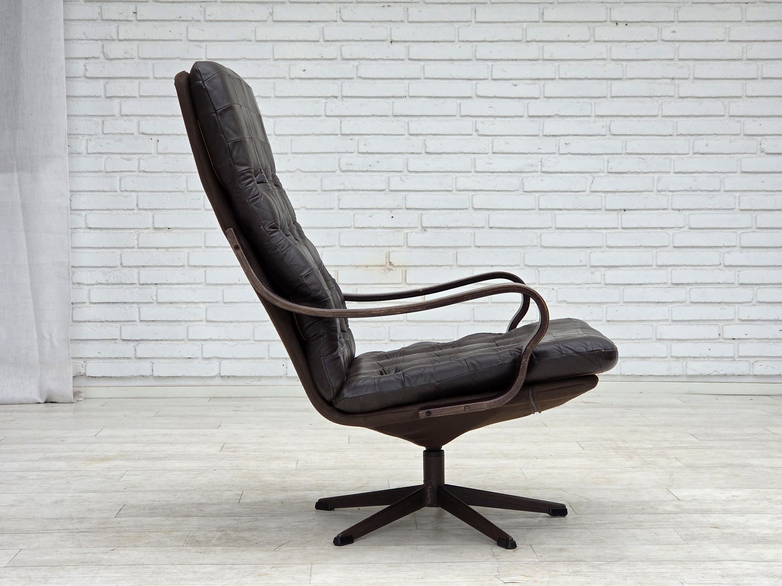 photo furniture Ca. jaren 1970, Scandinavische draaifauteuil, patchwork meubelleer.