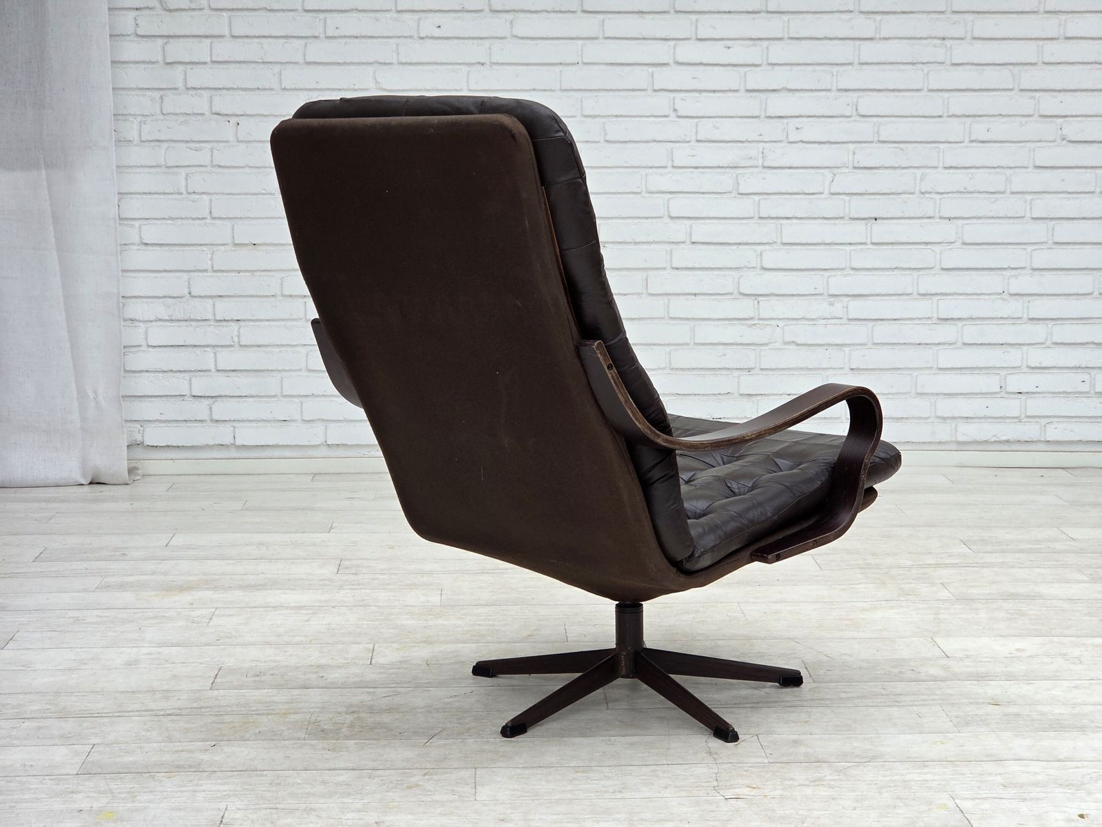 photo for sale Ca. jaren 1970, Scandinavische draaifauteuil, patchwork meubelleer.
