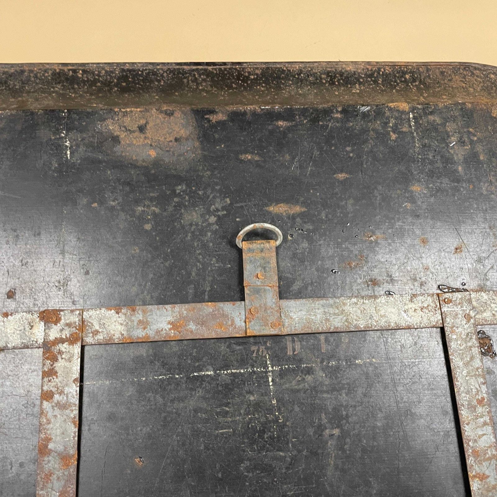 photo vinterior Antique Metal Serving Tray Large Black Red Toleware Tin Wall Art Platter Victorian Gothic Home Decor Primitive Tea Butler Tray