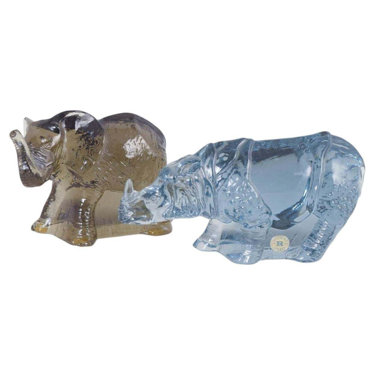Paul Hoff pour Reijmyre. Deux figurines en verre artistique, éléphant et rhinocéros.