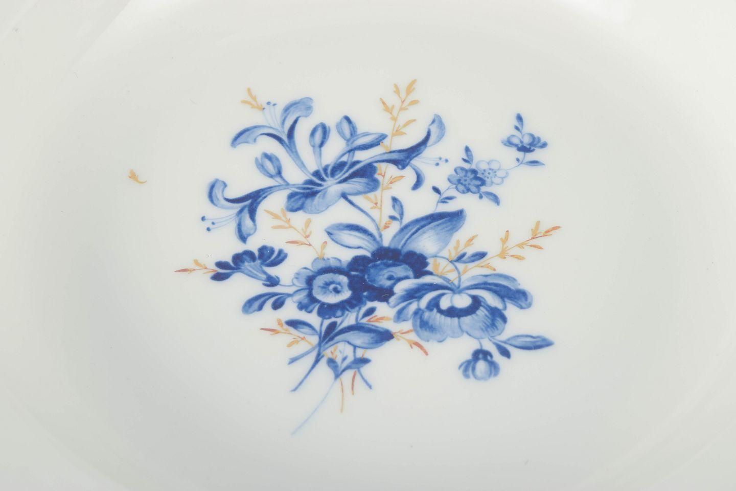 Meissen, Duitsland. Vier diepe porseleinen borden met bloemenmotieven. Begin 20e eeuw. photo for sale