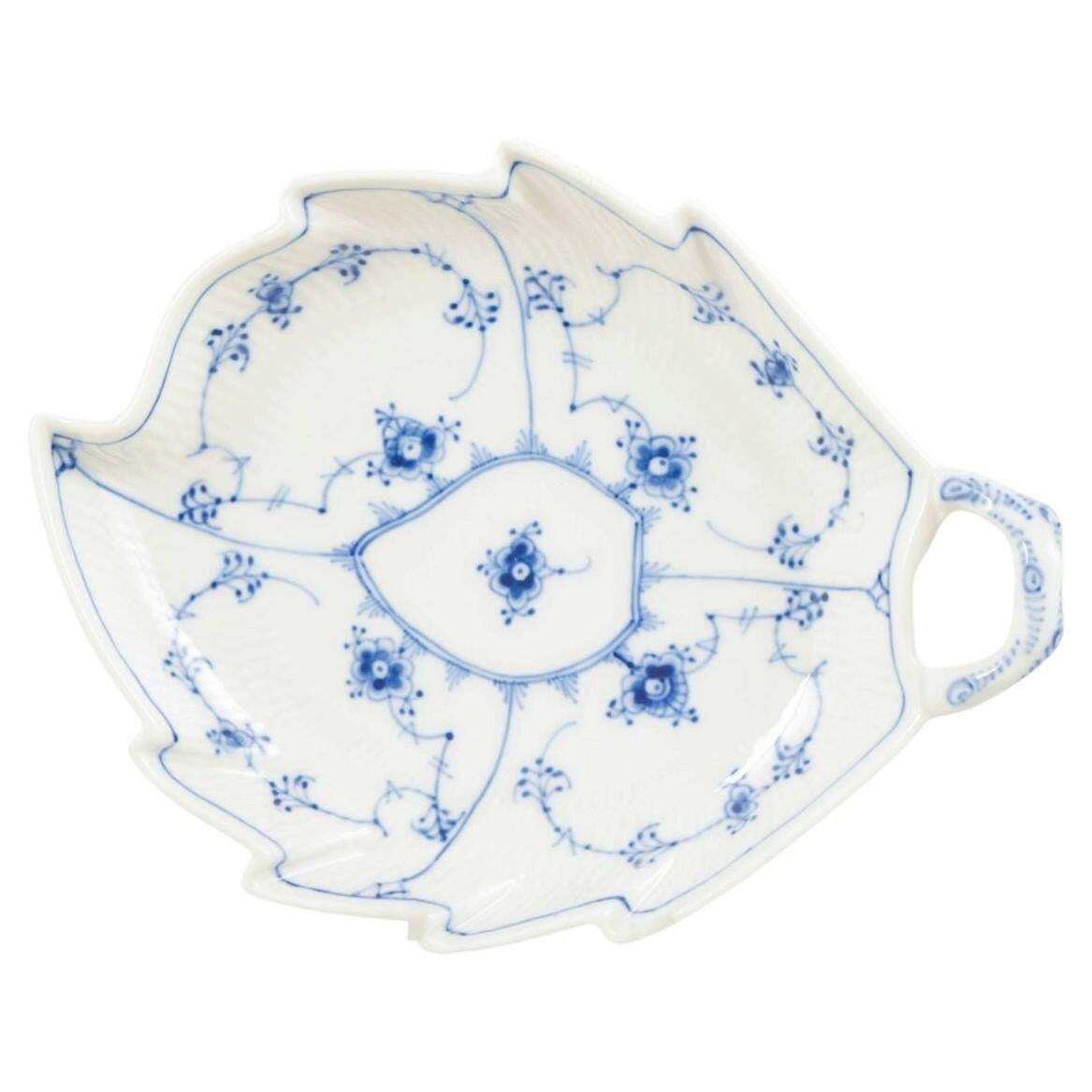 Royal Copenhagen. Blue Fluted Plain schaal in bladvorm. 1966.