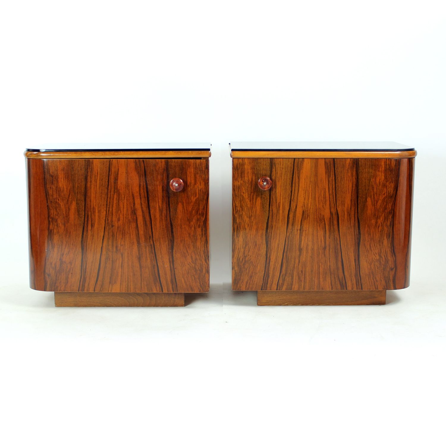 Paar art deco nachtkastjes in walnoot en zwart glas, Tsjecho-Slowakije, jaren 1940 photo furniture