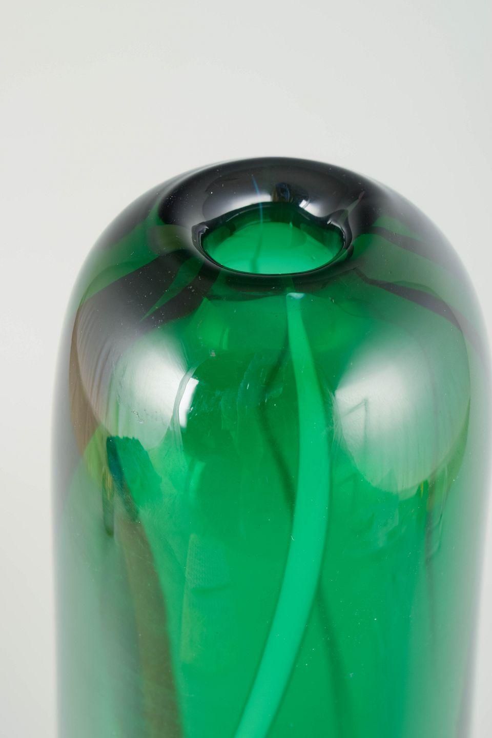 Scandinavians studiogelaas. Grote kunstglazen vaas in blauw en groene tinten, jaren 1970. photo for sale