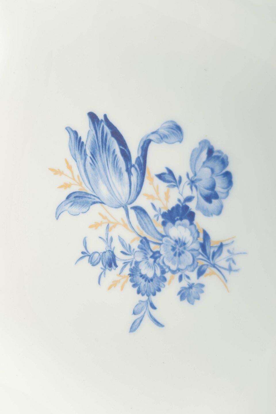 Meissen, Duitsland. Vierkante porseleinen schaal met blauwe bloemenmotieven en vergulde rand. photo for sale