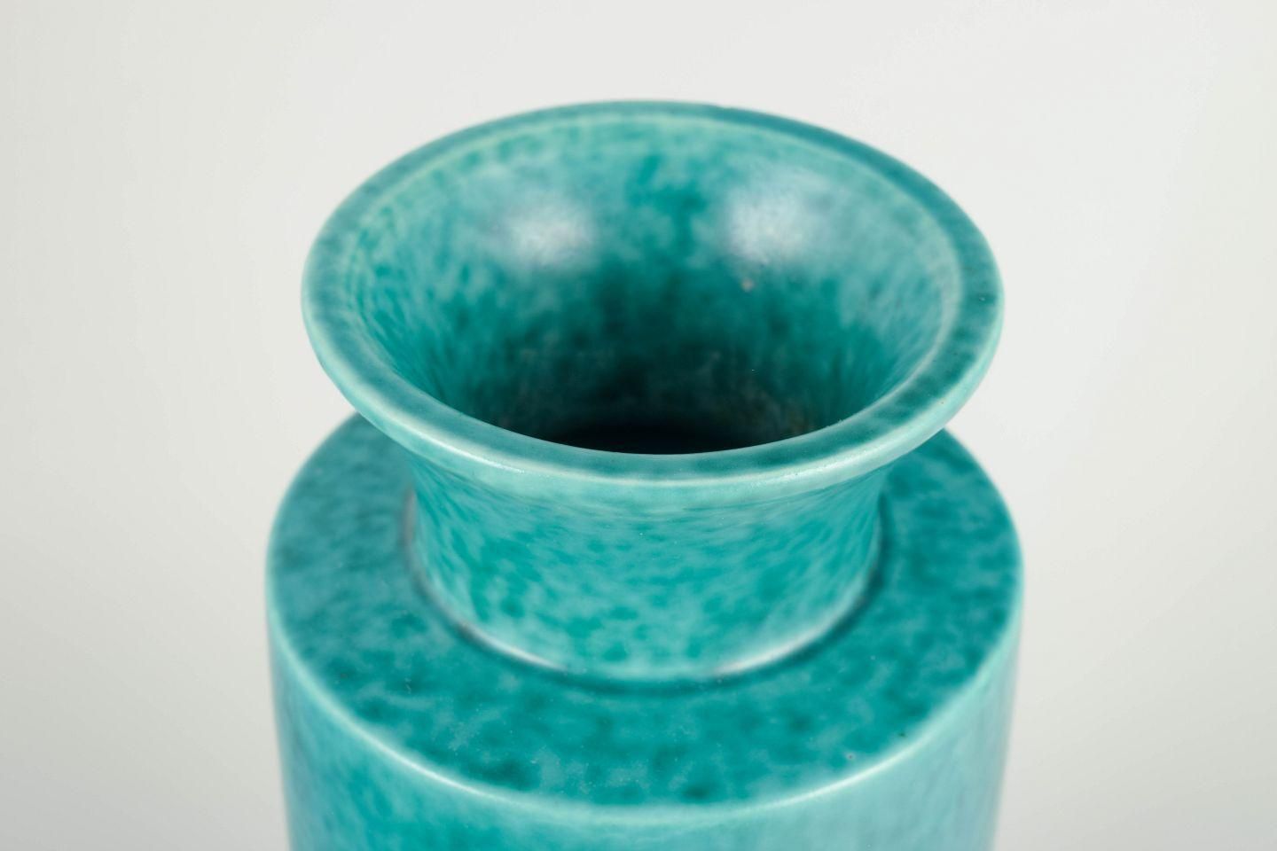 Wilhelm Kåge pour Gustavsberg. Vase en grès émaillé turquoise, vers les années 1940. photo for sale