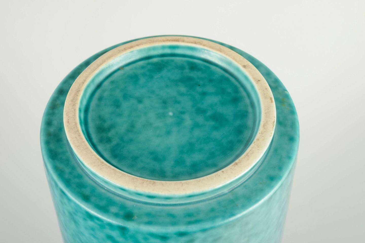 Wilhelm Kåge voor Gustavsberg. Turquoise geglazuurde stoneware vaas, ca. jaren 1940. photo Woonaccessoires