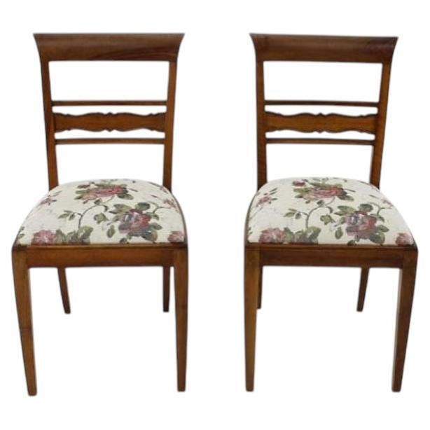 Paar Tsjechoslowaakse walnoten stoelen ca. jaren 1950, nagezien en opgeknapt, met bloemmotief bekleding