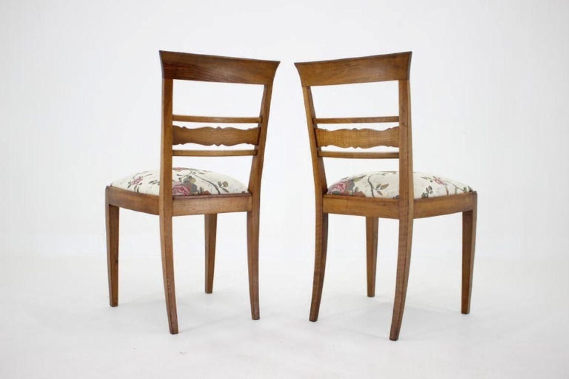 Paar Tsjechoslowaakse walnoten stoelen ca. jaren 1950, nagezien en opgeknapt, met bloemmotief bekleding photo 386.0