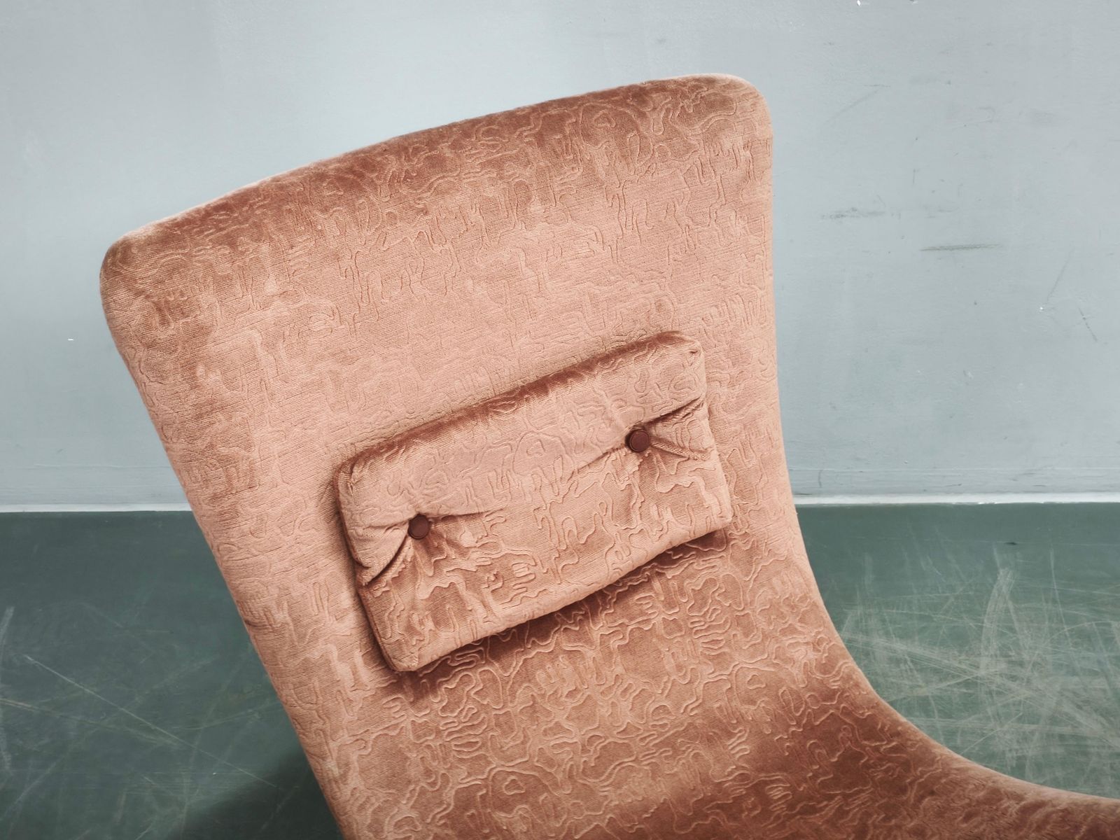 photo furniture Paar Miroslav Navrátil schelpvormige fauteuils, Tsjecho-Slowakije, jaren 1960.