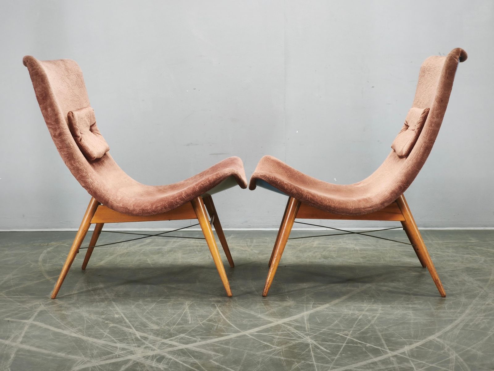 Mobilier Paire de fauteuils coque Miroslav Navrátil, Tchécoslovaquie, années 1960. photo