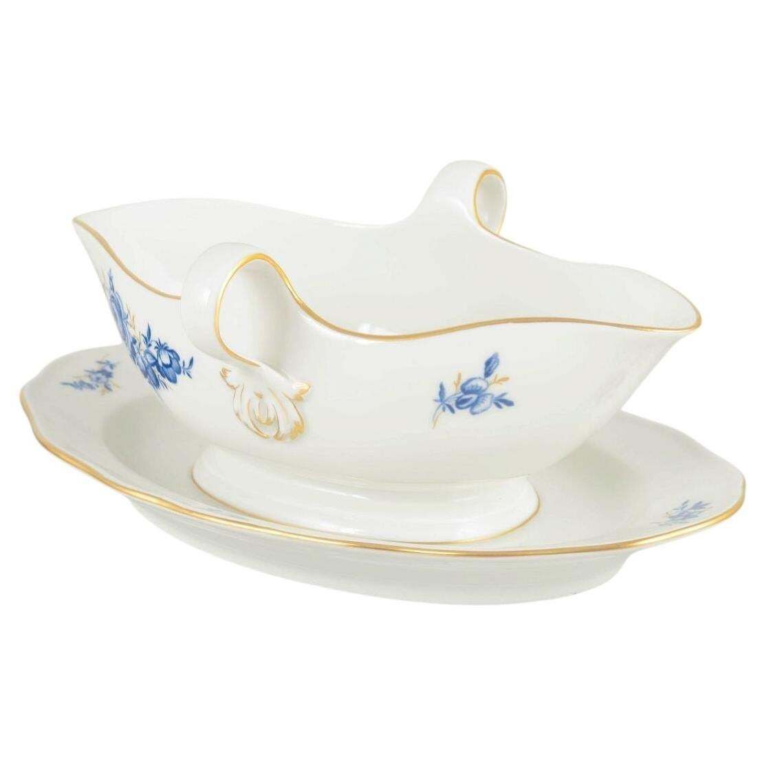 Saucière en porcelaine Meissen, motifs floraux bleus et rehauts dorés, Allemagne.