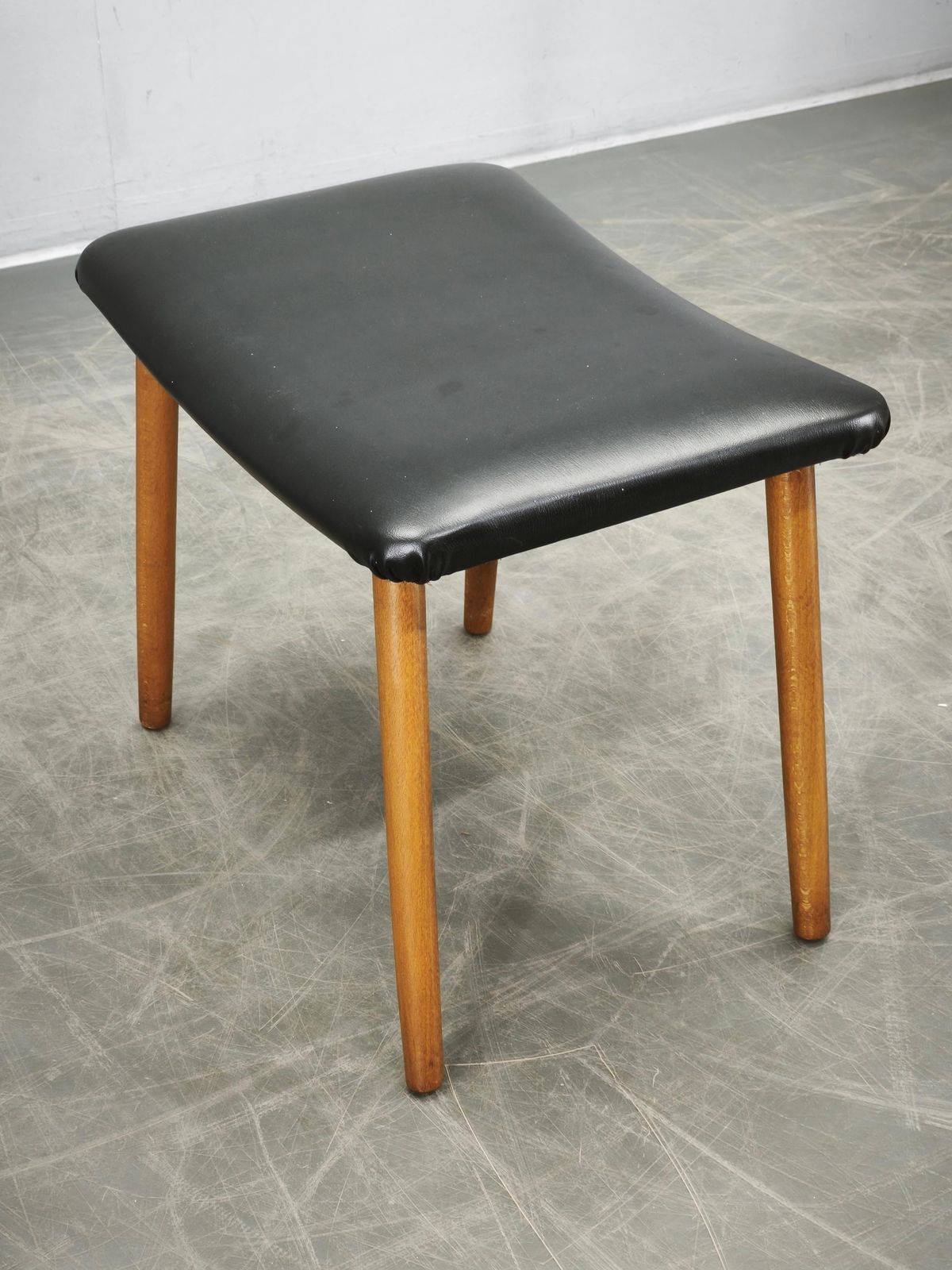 Deens Modern beukenhouten voetenbank met zwarte vinyl bekleding, ca. jaren 1960. photo 242.0