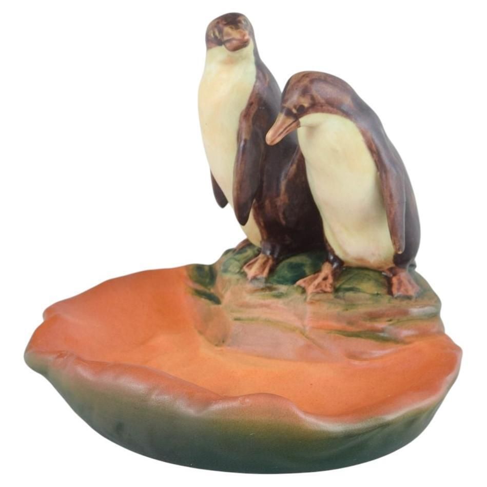 Ipsens Enke, Danemark. Coupe en céramique aux deux pingouins. Années 1920/30