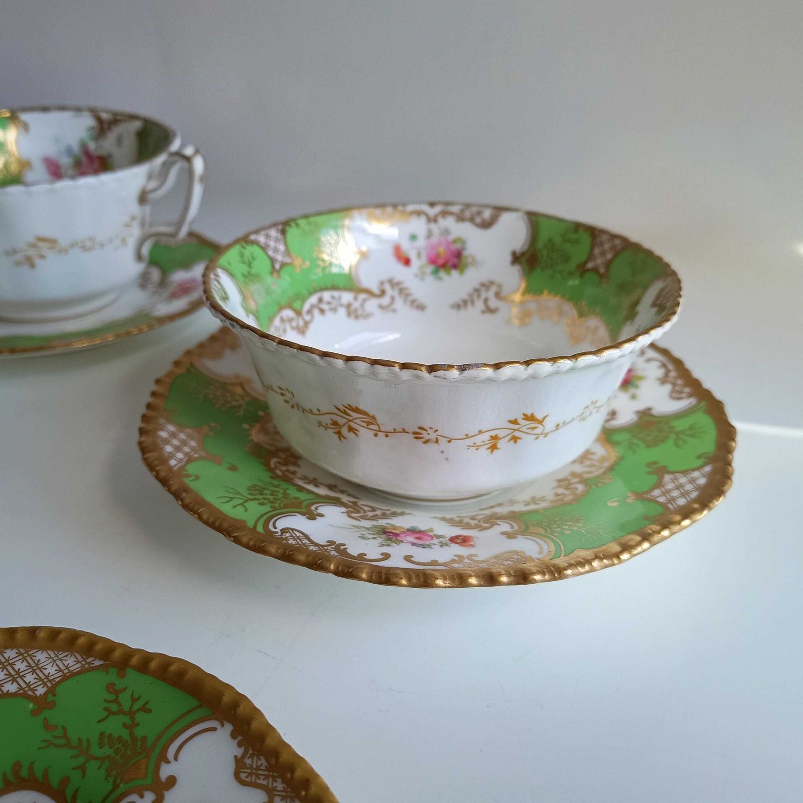 Antiek Victoriaans Engels Batwing Coalport gedeeltelijk theeservies voor 2: handgeschilderd appelgroen, jaren 1890. photo for sale