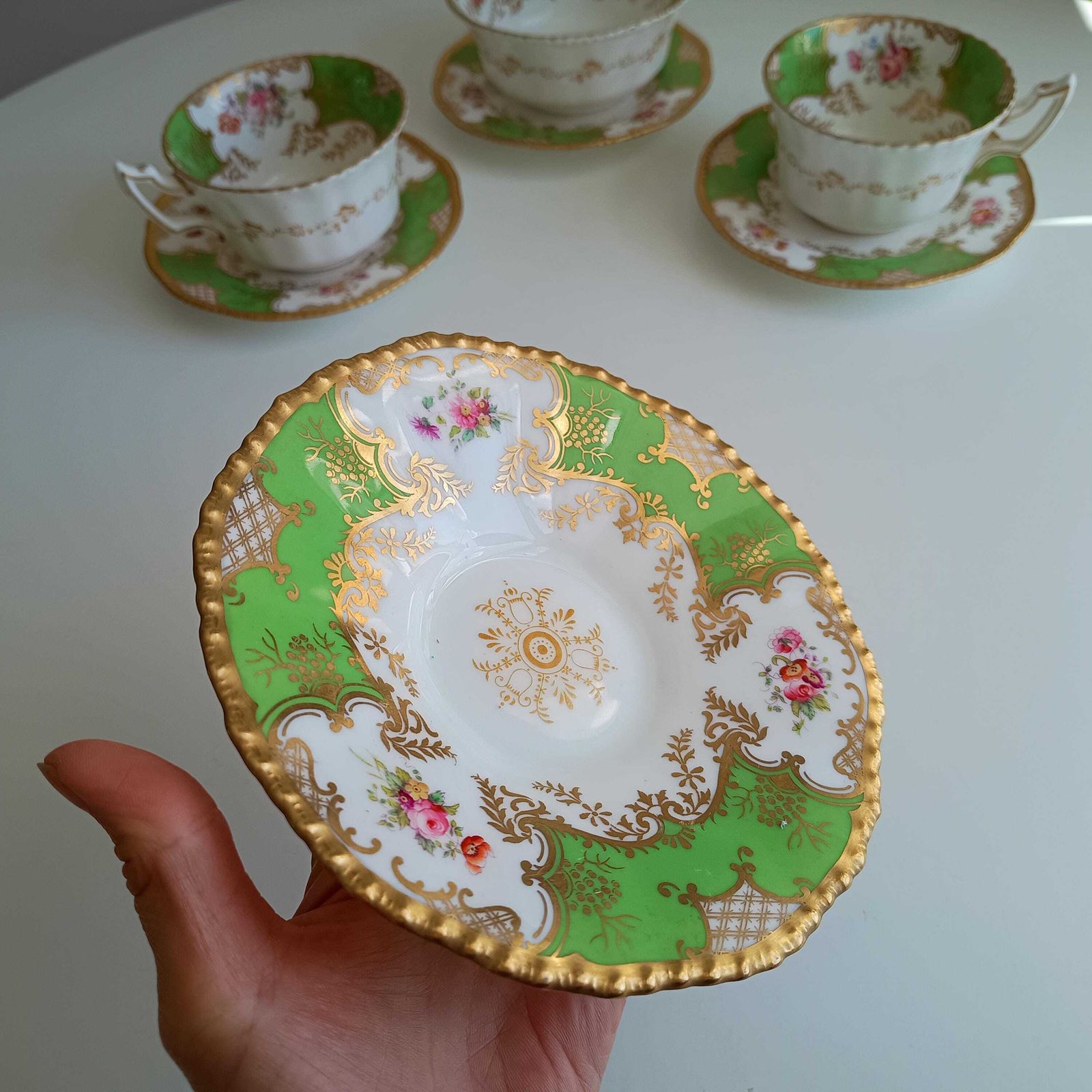photo furniture Antiek Victoriaans Engels Batwing Coalport gedeeltelijk theeservies voor 2: handgeschilderd appelgroen, jaren 1890.