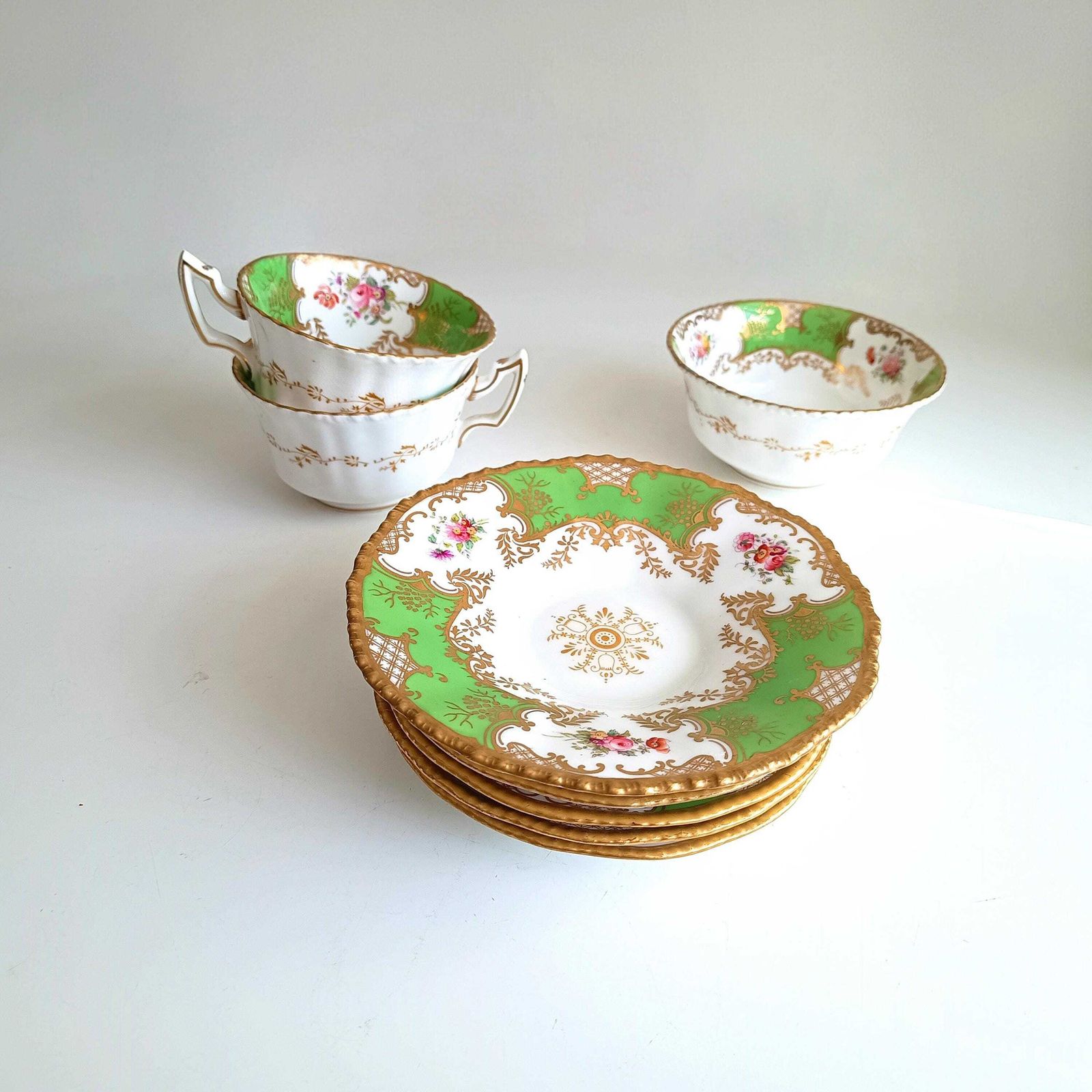 Woonaccessoires Antiek Victoriaans Engels Batwing Coalport gedeeltelijk theeservies voor 2: handgeschilderd appelgroen, jaren 1890. photo