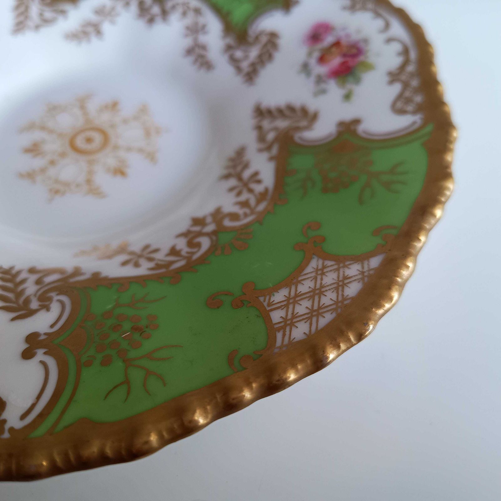 photo vinterior Antiek Victoriaans Engels Batwing Coalport gedeeltelijk theeservies voor 2: handgeschilderd appelgroen, jaren 1890.