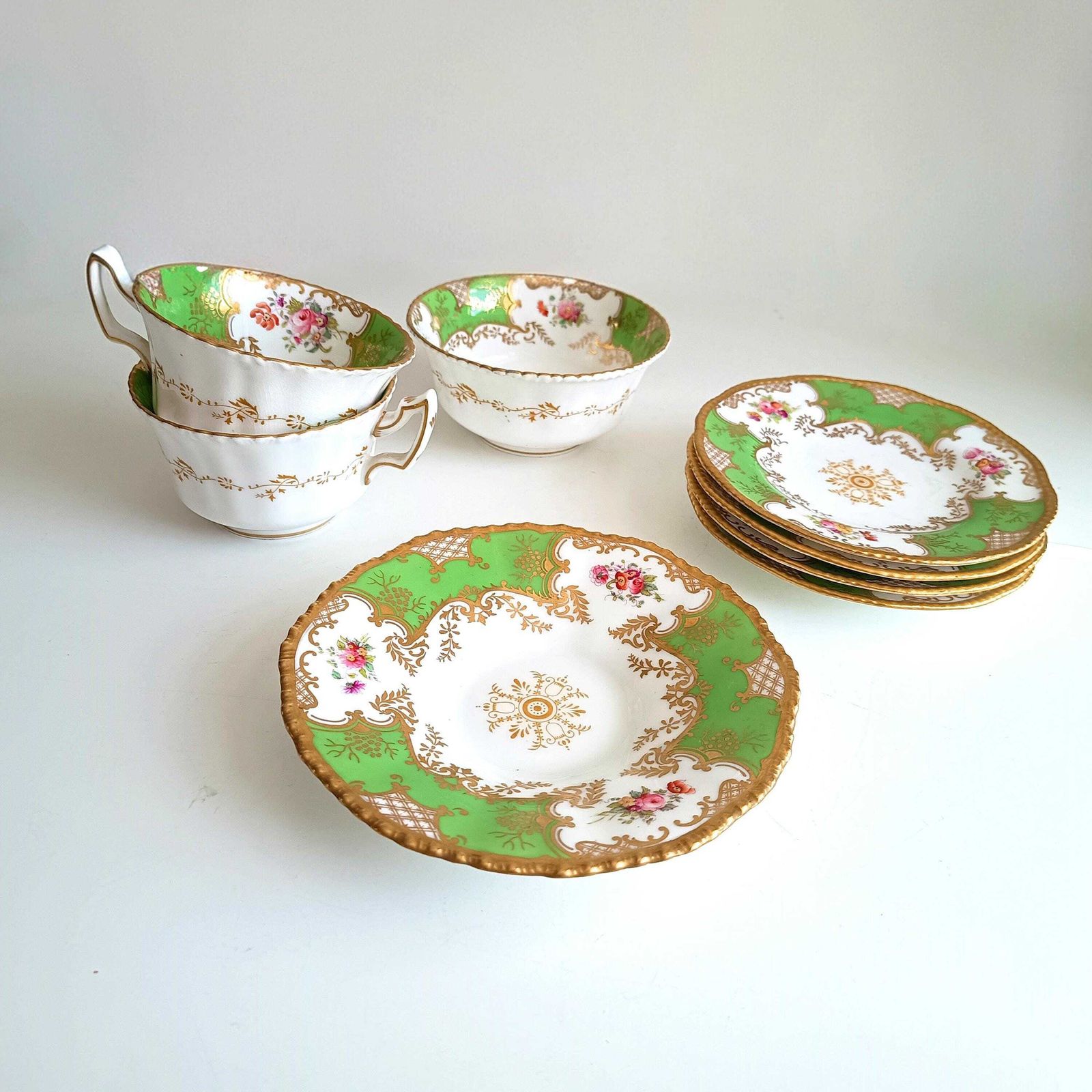 photo buy Antiek Victoriaans Engels Batwing Coalport gedeeltelijk theeservies voor 2: handgeschilderd appelgroen, jaren 1890.