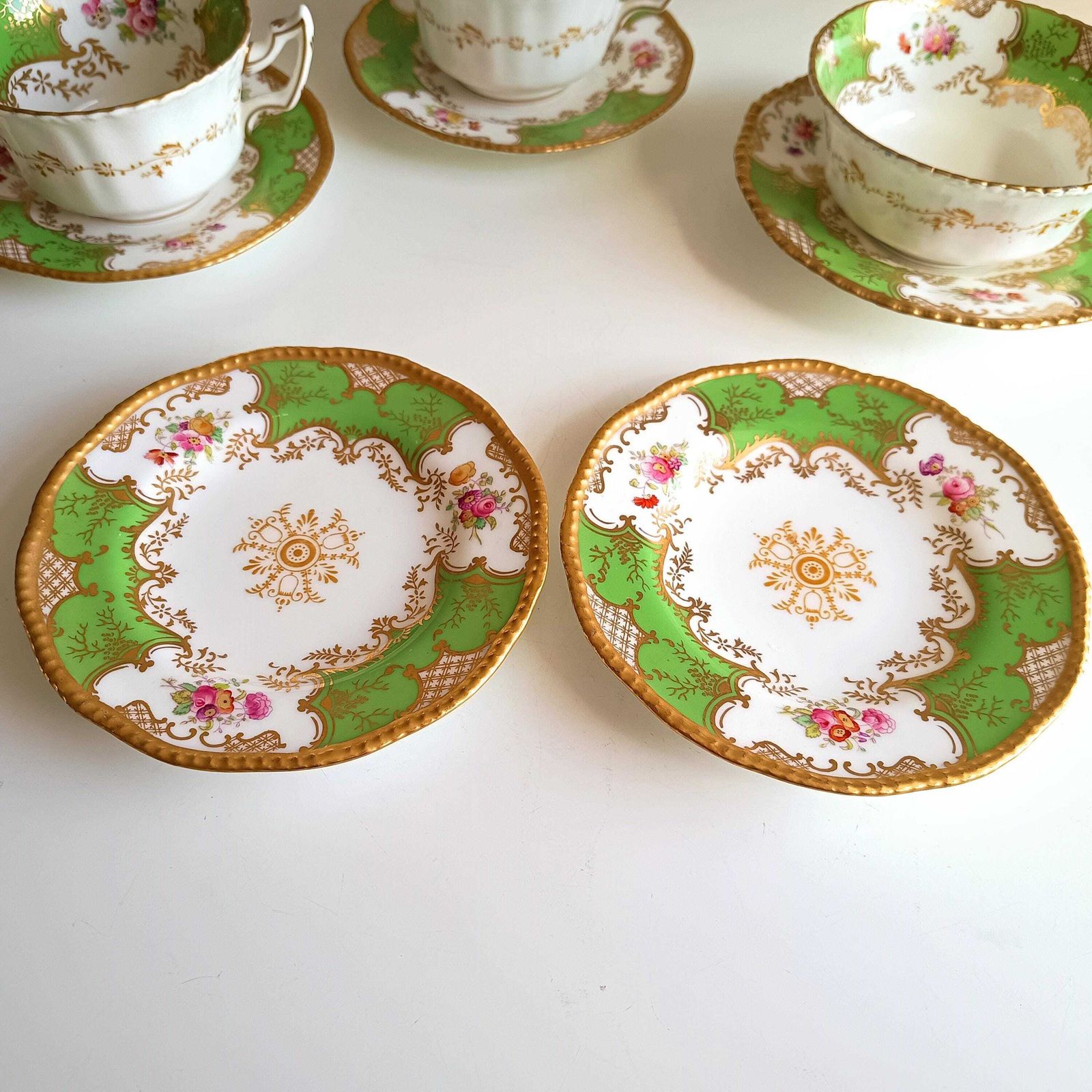 photo vintage Antiek Victoriaans Engels Batwing Coalport gedeeltelijk theeservies voor 2: handgeschilderd appelgroen, jaren 1890.