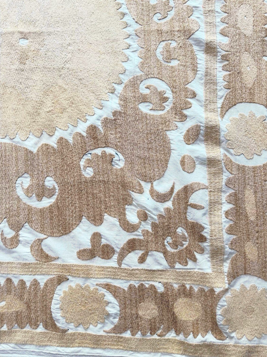 Suzani tribal, broderie faite main, 122 x 135 cm