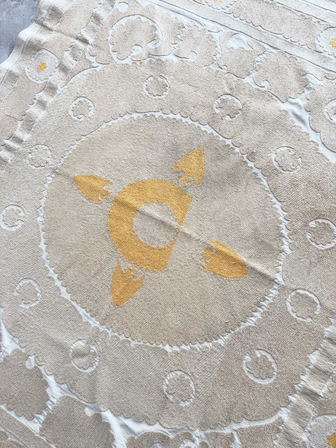 Suzani wandtapijt, neutraal beige Oezbeeks tafelkleed 123 x 147 cm photo vinterior