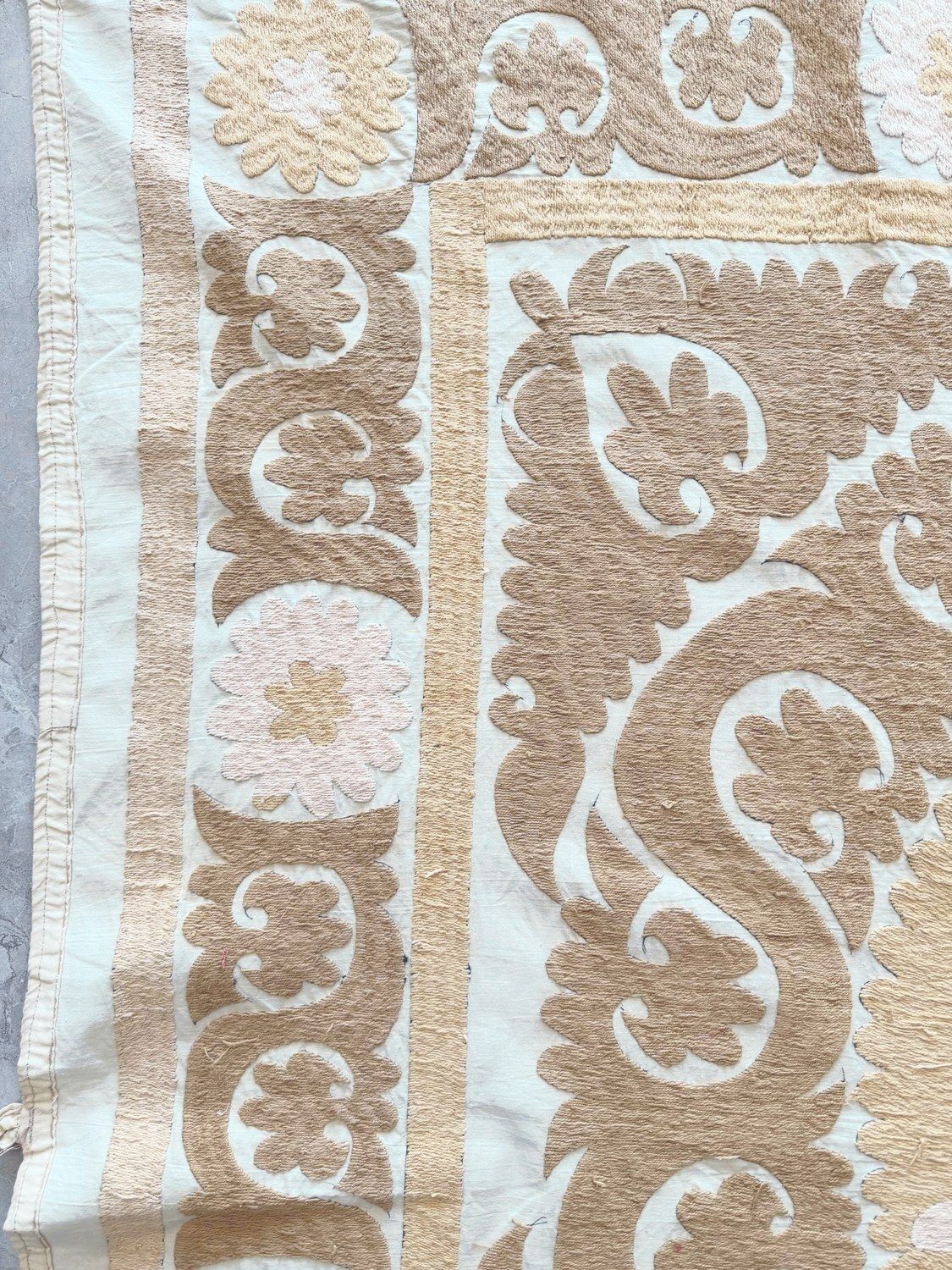 Suzani geborduurd wandkleed, neutraal beige, Aziatisch borduurwerk, 127 x 135 cm photo Textiel