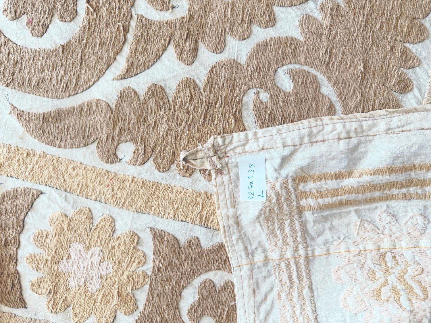 Suzani geborduurd wandkleed, neutraal beige, Aziatisch borduurwerk, 127 x 135 cm photo 243.0