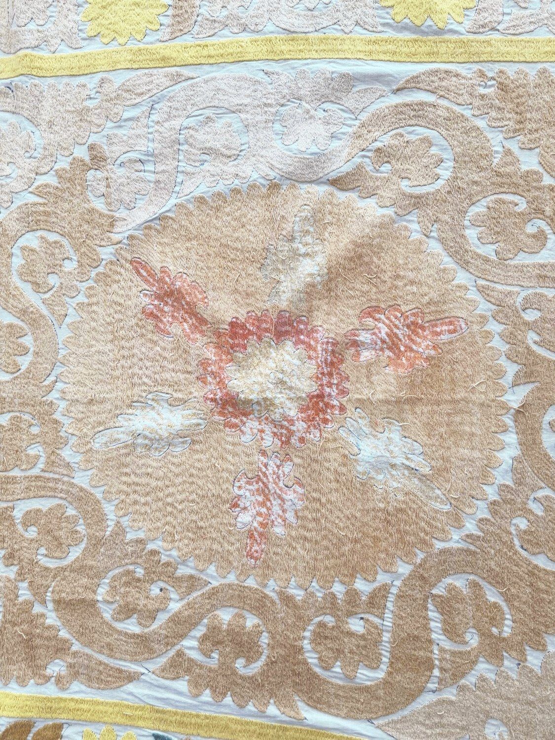 Suzani wandtapijt, neutraal beige, Tasjkent borduurwerk, 128 x 142 cm