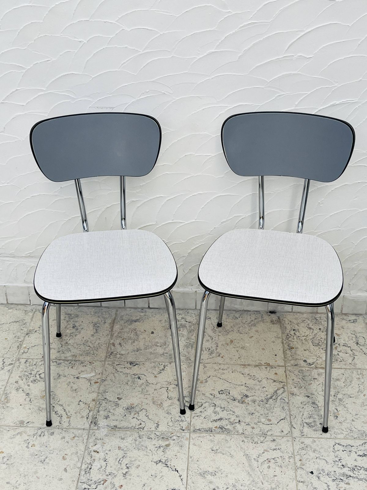Set van twee vintage stoelen in grijs en chroom Formica photo furniture