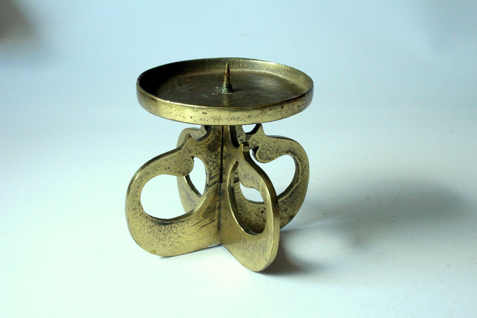 Design messing kandelaar voor grotere kaarsen – Brutalist-stijl – Vintage