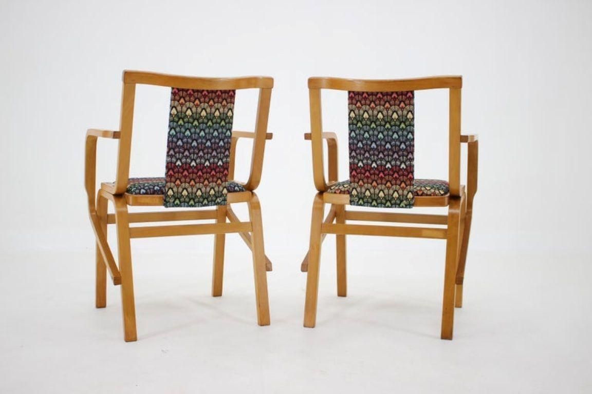 Set van twee zeldzame Tsjechoslowaakse gebogen houten fauteuils uit de jaren 1970 van TON, met kleurrijk patroon photo buy